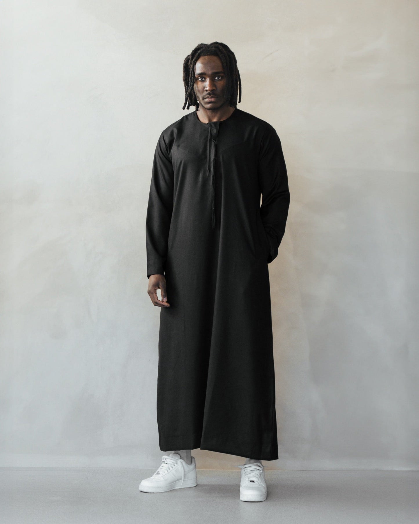 Black Emirati thobe